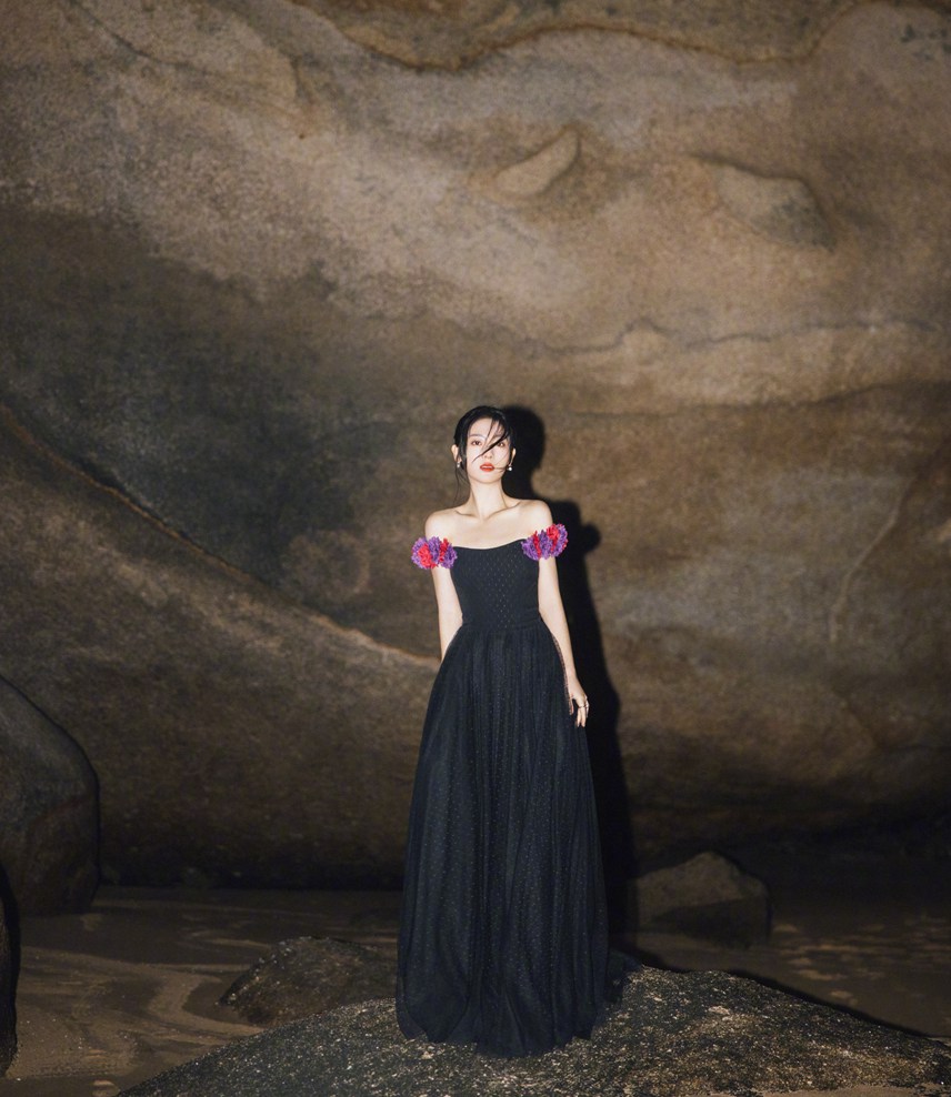 邢菲海边日落月升大片黑白纱裙造型浪漫优雅