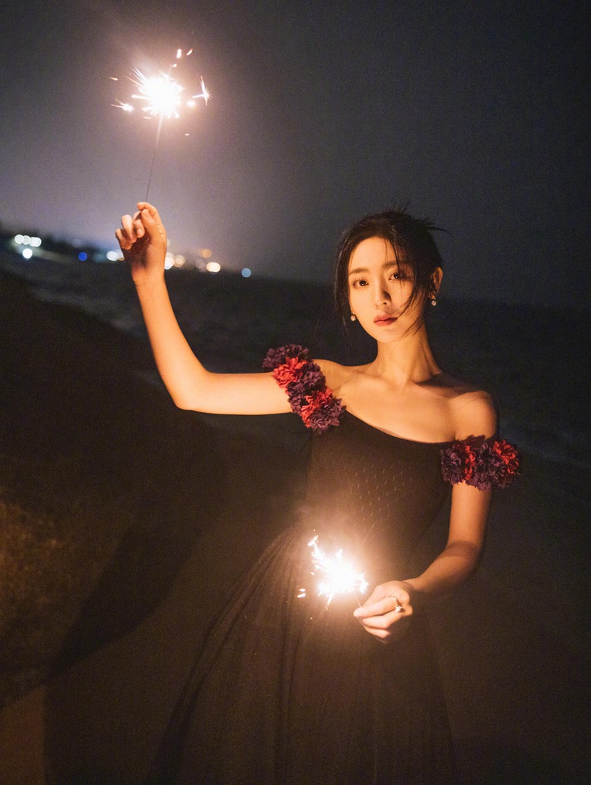 邢菲海边日落月升大片黑白纱裙造型浪漫优雅