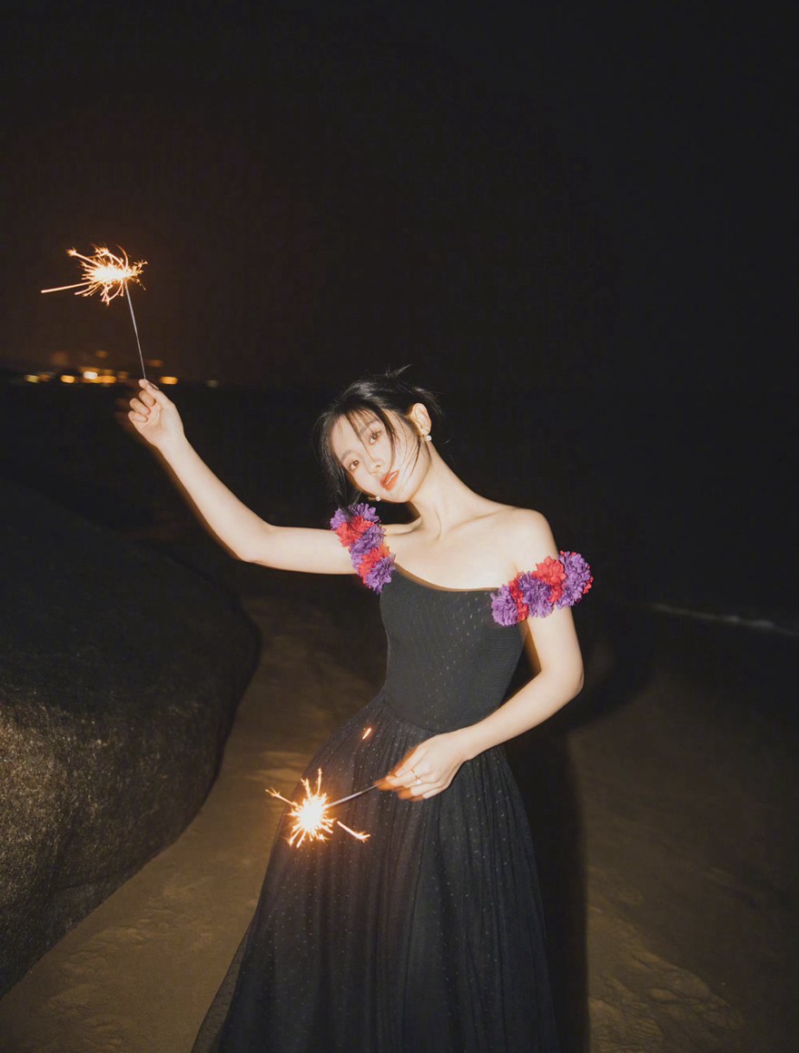 邢菲海边日落月升大片黑白纱裙造型浪漫优雅