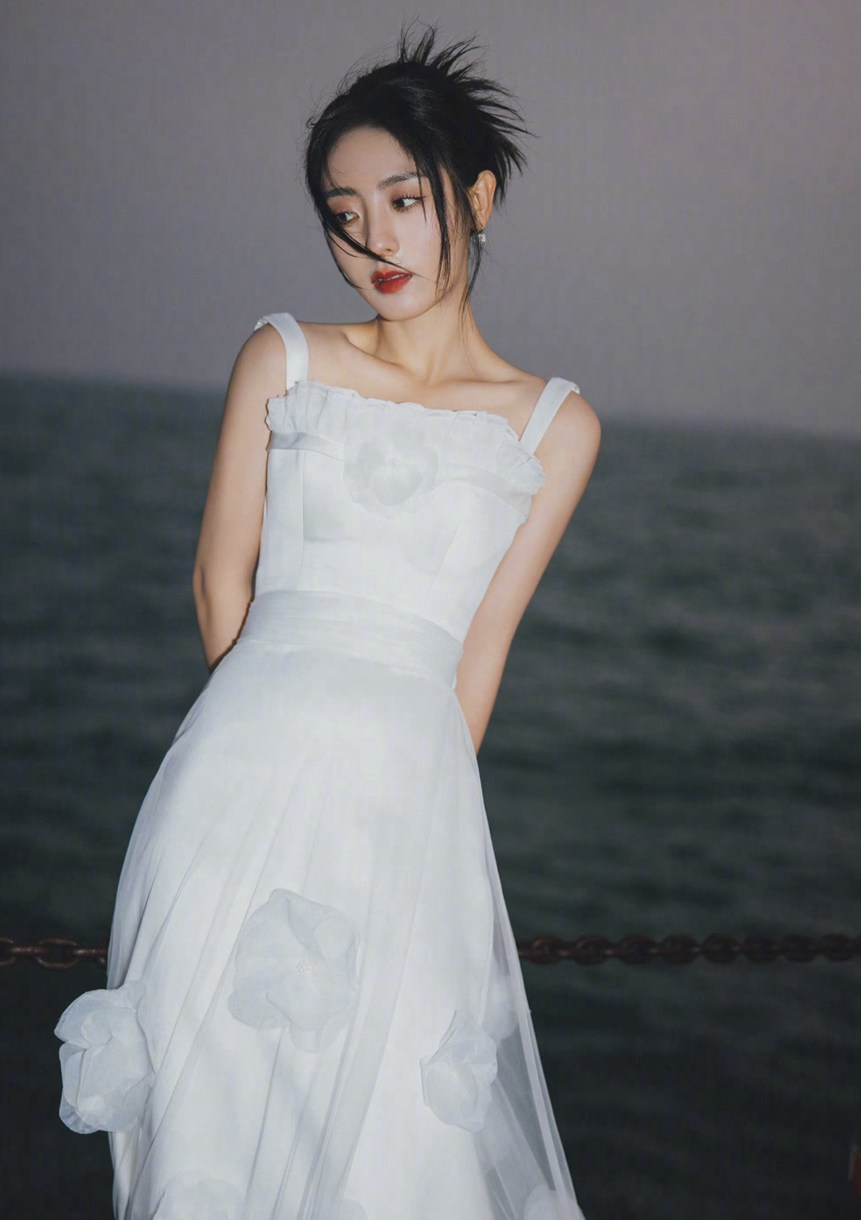 邢菲海边日落月升大片黑白纱裙造型浪漫优雅