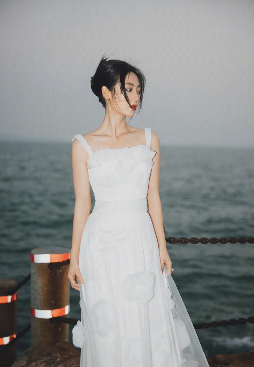 邢菲海边日落月升大片黑白纱裙造型浪漫优雅