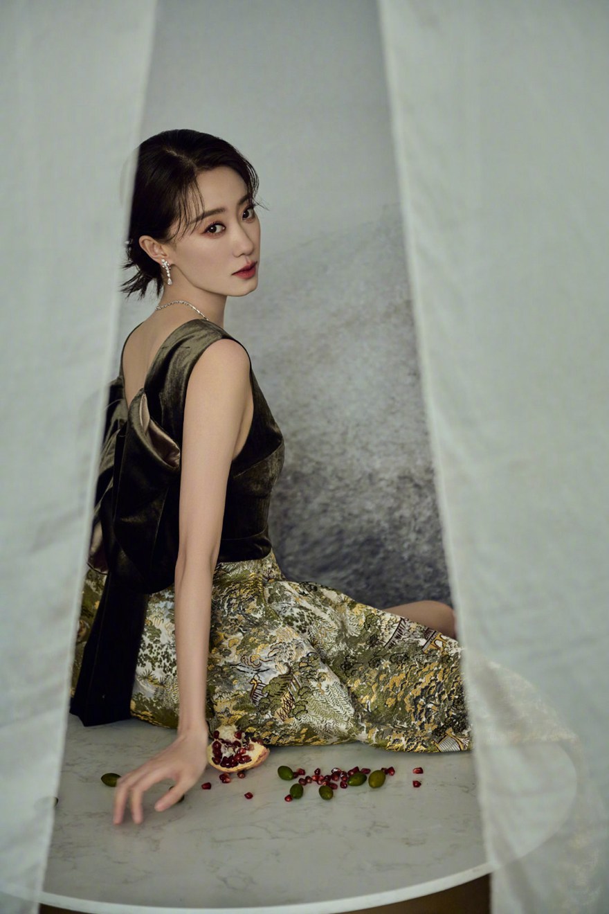 张小斐的礼服上绣的是大观园吗？张小斐金鸡奖古典韵味造型写真