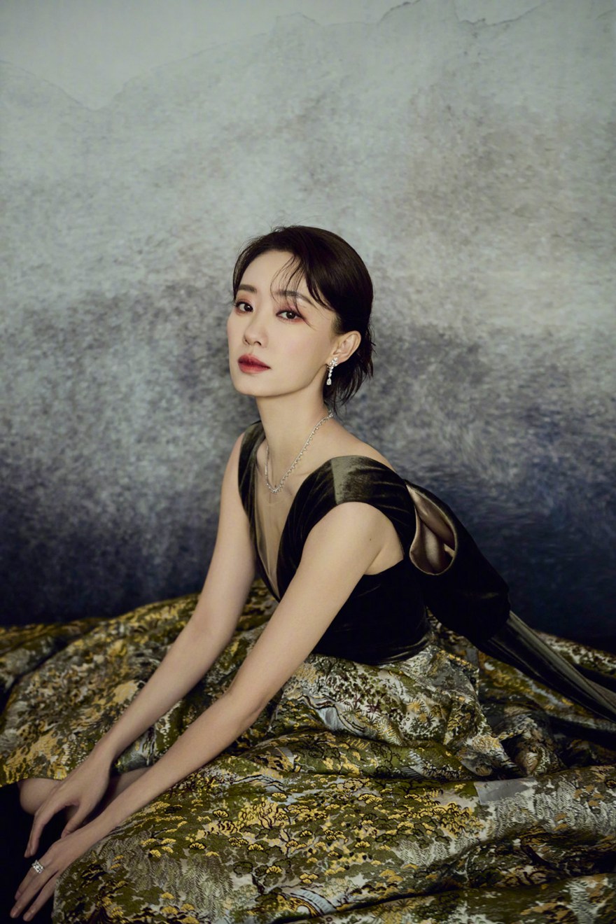 张小斐的礼服上绣的是大观园吗？张小斐金鸡奖古典韵味造型写真