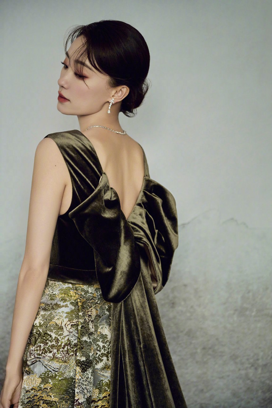 张小斐的礼服上绣的是大观园吗？张小斐金鸡奖古典韵味造型写真