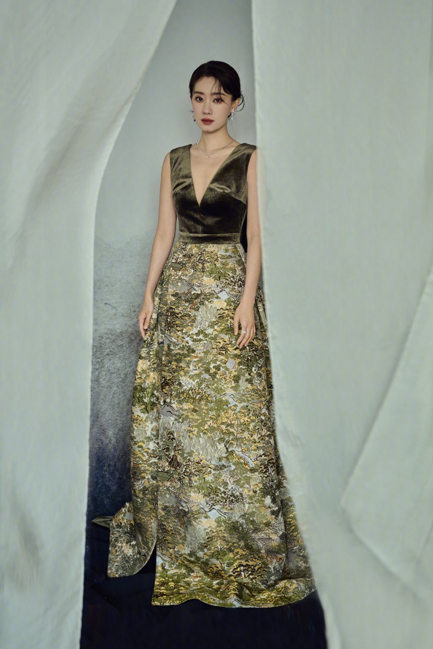 张小斐的礼服上绣的是大观园吗？张小斐金鸡奖古典韵味造型写真