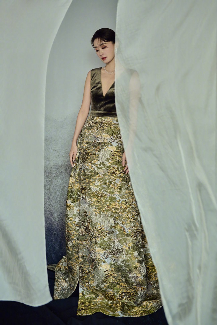 张小斐的礼服上绣的是大观园吗？张小斐金鸡奖古典韵味造型写真