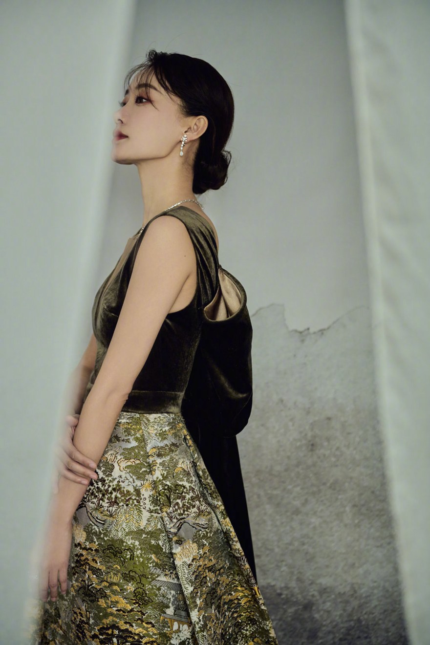 张小斐的礼服上绣的是大观园吗？张小斐金鸡奖古典韵味造型写真