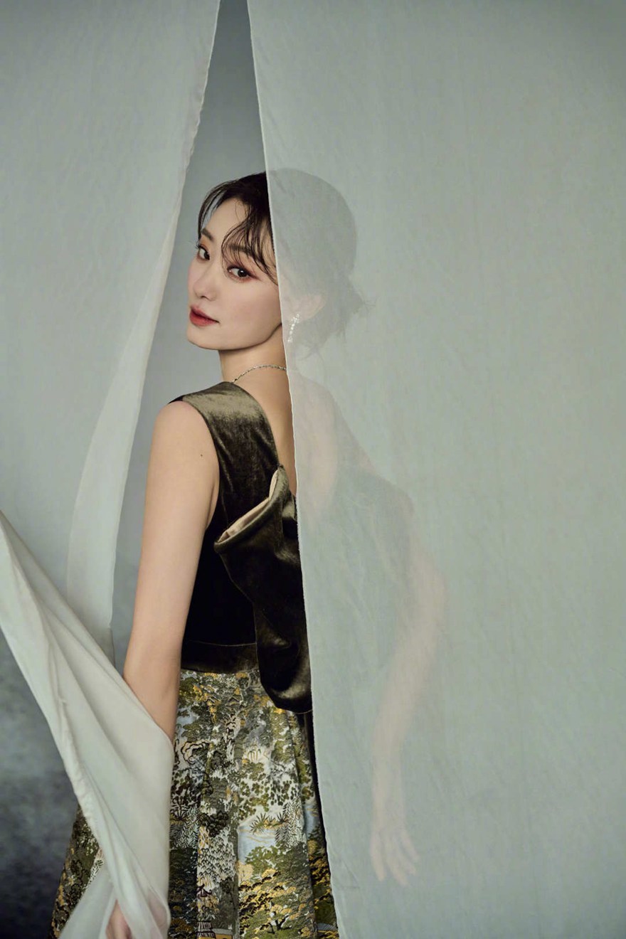 张小斐的礼服上绣的是大观园吗？张小斐金鸡奖古典韵味造型写真