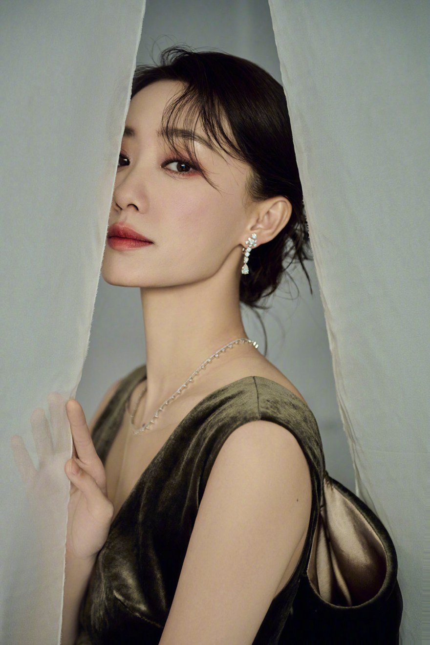 张小斐的礼服上绣的是大观园吗？张小斐金鸡奖古典韵味造型写真