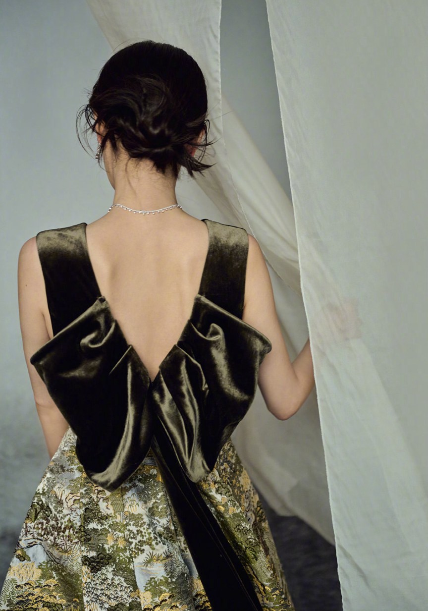 张小斐的礼服上绣的是大观园吗？张小斐金鸡奖古典韵味造型写真