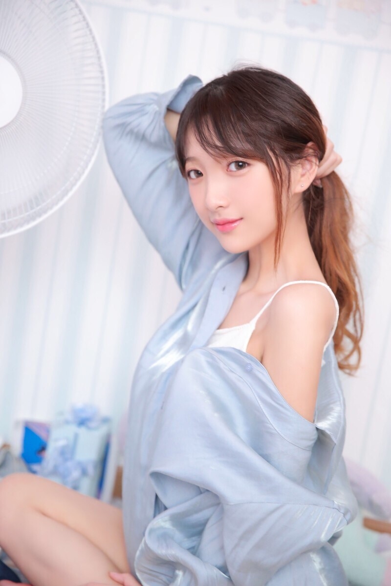 长腿美女小露香肩性感撩人套图