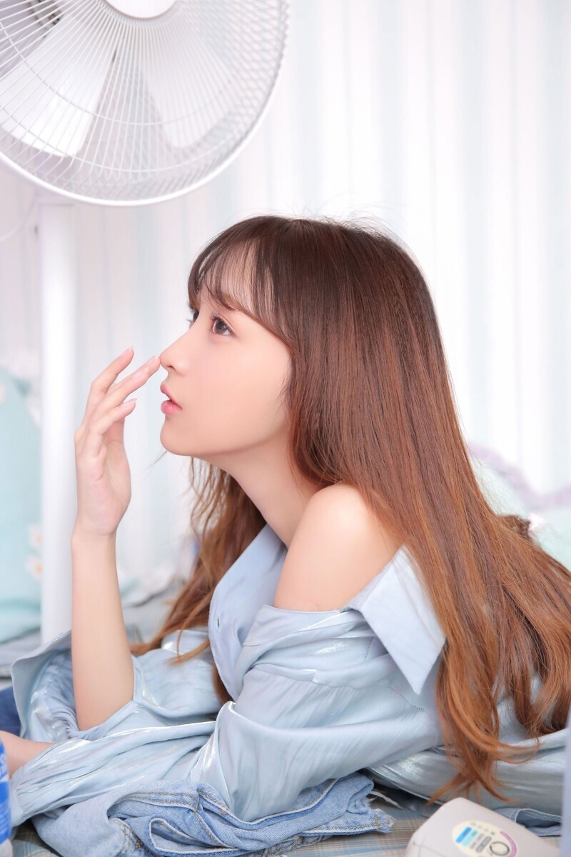 长腿美女小露香肩性感撩人套图