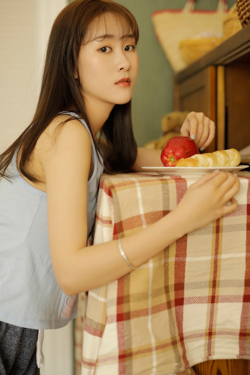 清纯美女背心短裤室内个人写真