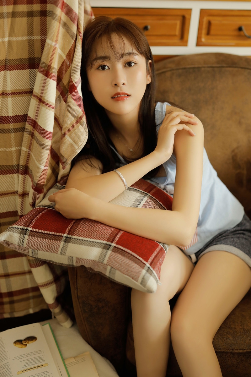 清纯美女背心短裤室内个人写真