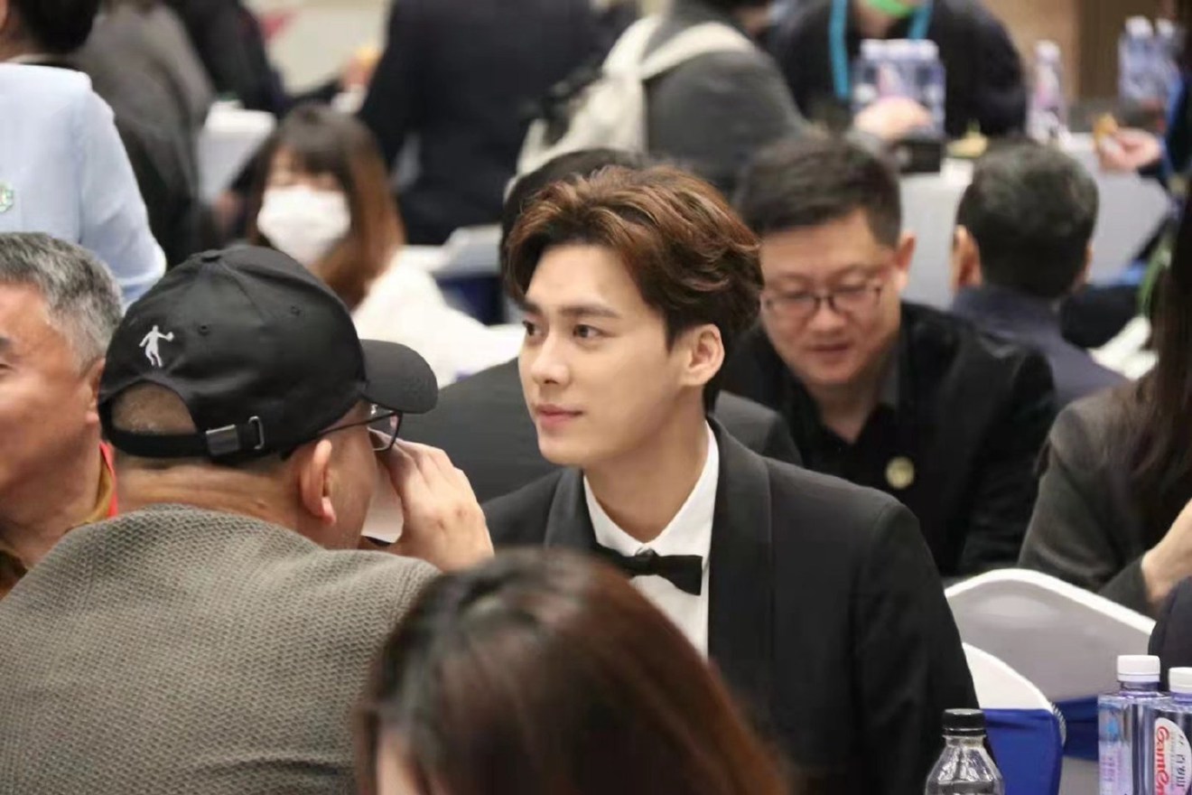 倪妮李易峰金鸡奖开奖美女帅哥组合优雅从容