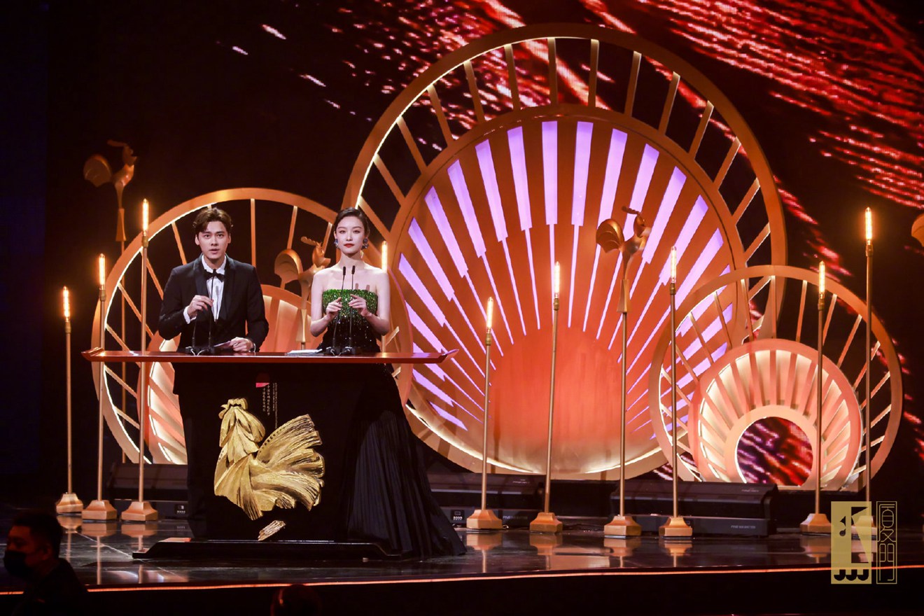 倪妮李易峰金鸡奖开奖美女帅哥组合优雅从容