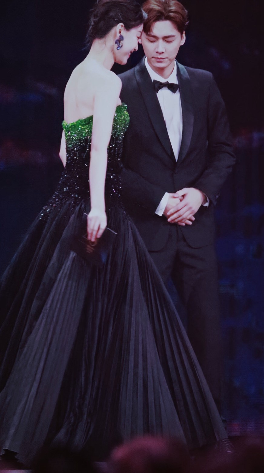 倪妮李易峰金鸡奖开奖美女帅哥组合优雅从容