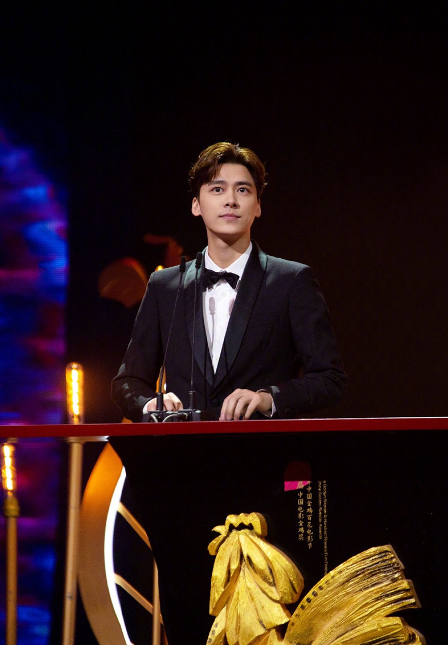 倪妮李易峰金鸡奖开奖美女帅哥组合优雅从容