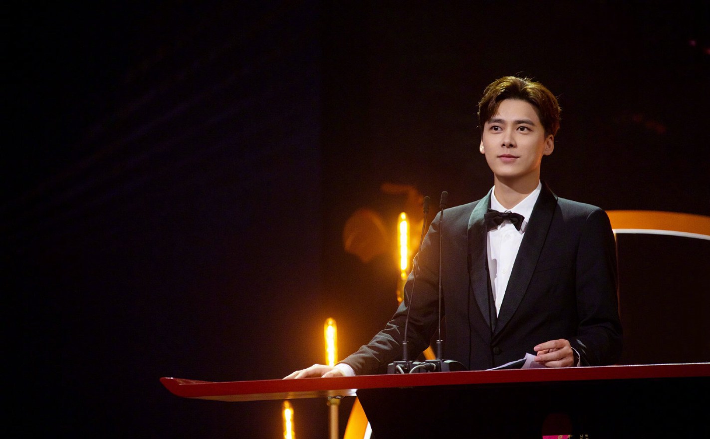 倪妮李易峰金鸡奖开奖美女帅哥组合优雅从容