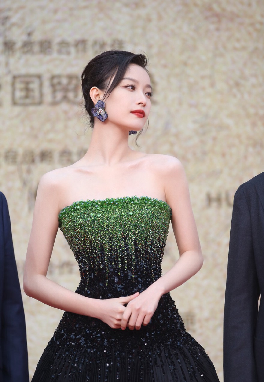 倪妮李易峰金鸡奖开奖美女帅哥组合优雅从容