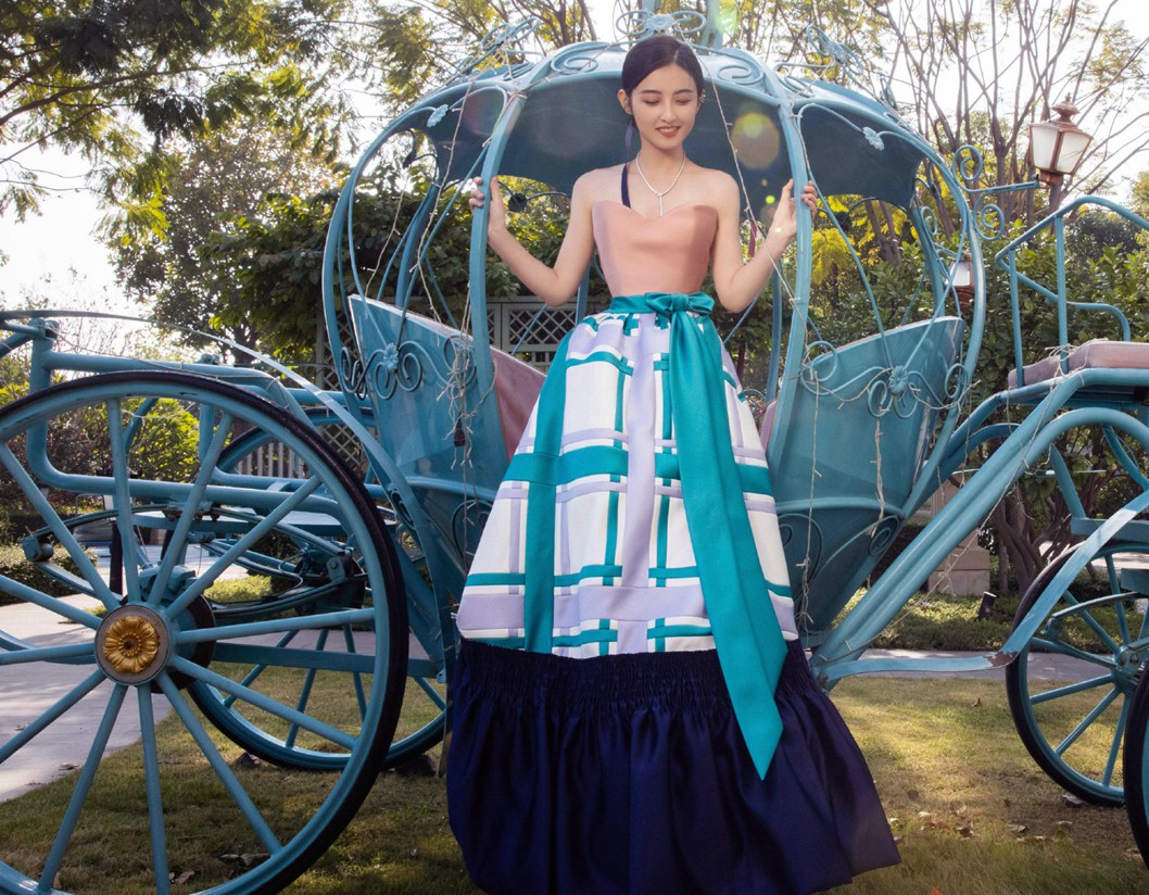 张子枫是花园里的玫瑰公主吧！张子枫金鸡奖闭幕式红毯造型写真