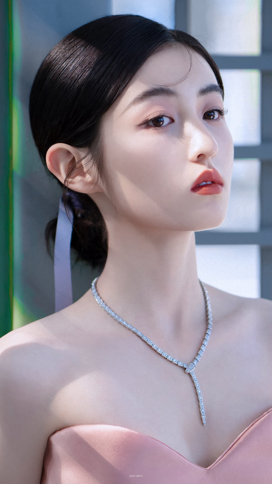 张子枫是花园里的玫瑰公主吧！张子枫金鸡奖闭幕式红毯造型写真