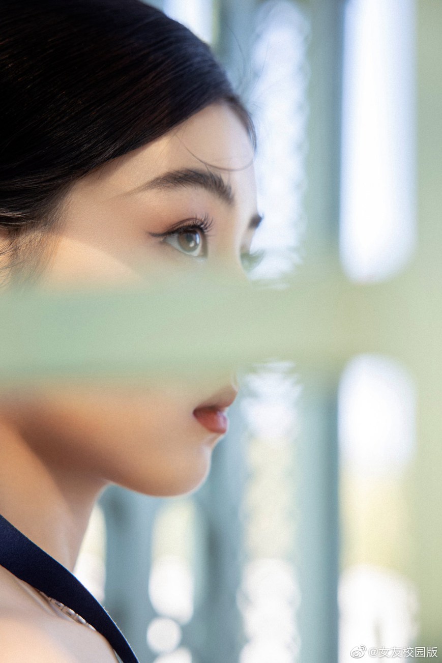 张子枫是花园里的玫瑰公主吧！张子枫金鸡奖闭幕式红毯造型写真