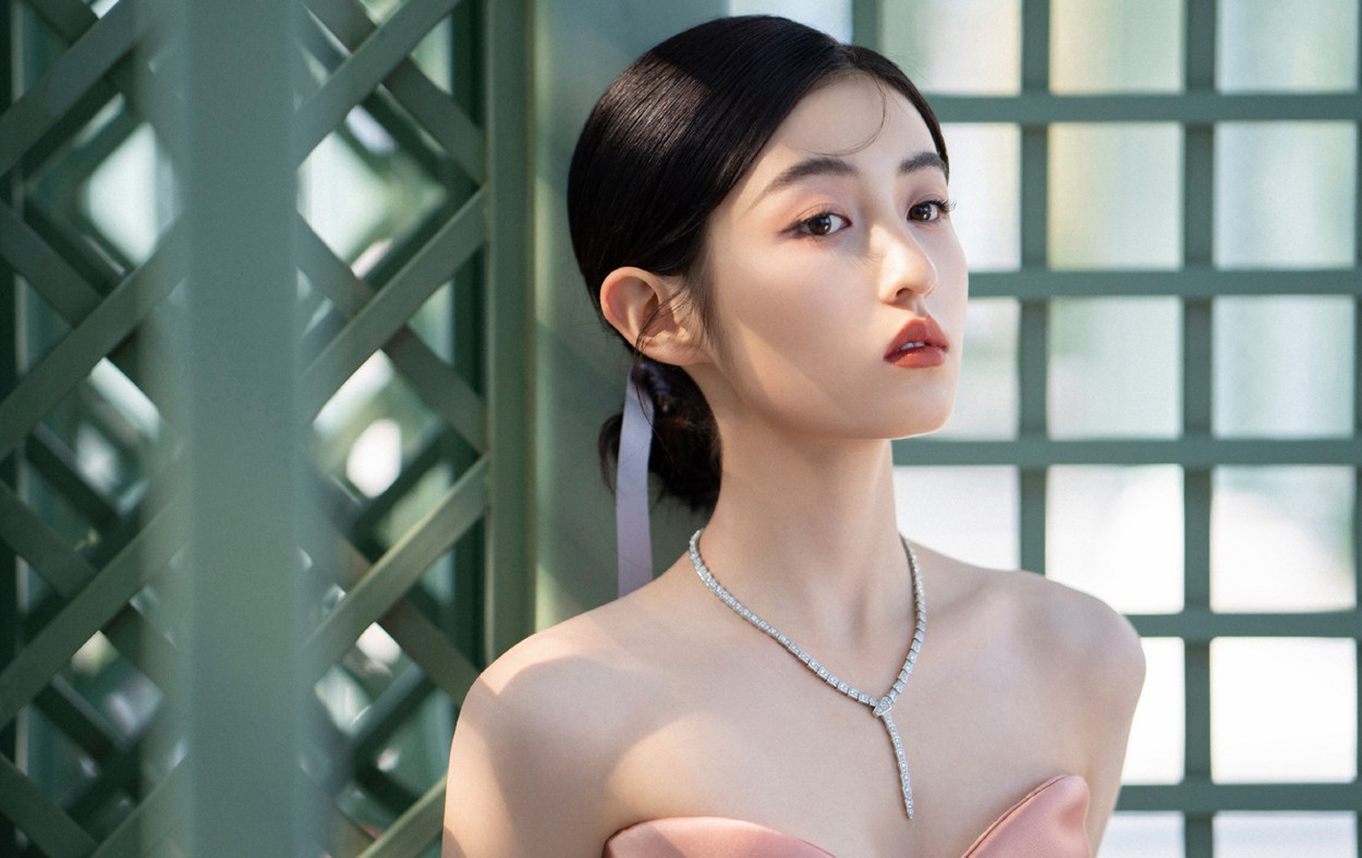 张子枫是花园里的玫瑰公主吧！张子枫金鸡奖闭幕式红毯造型写真