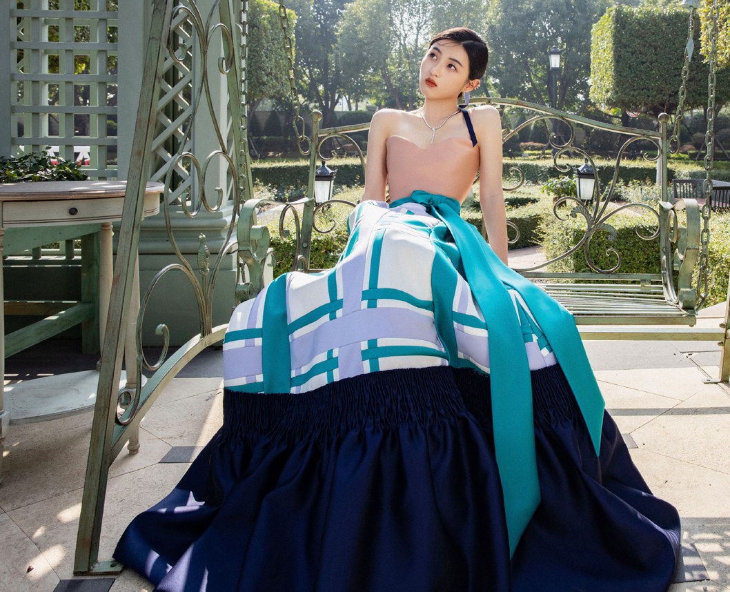 张子枫是花园里的玫瑰公主吧！张子枫金鸡奖闭幕式红毯造型写真