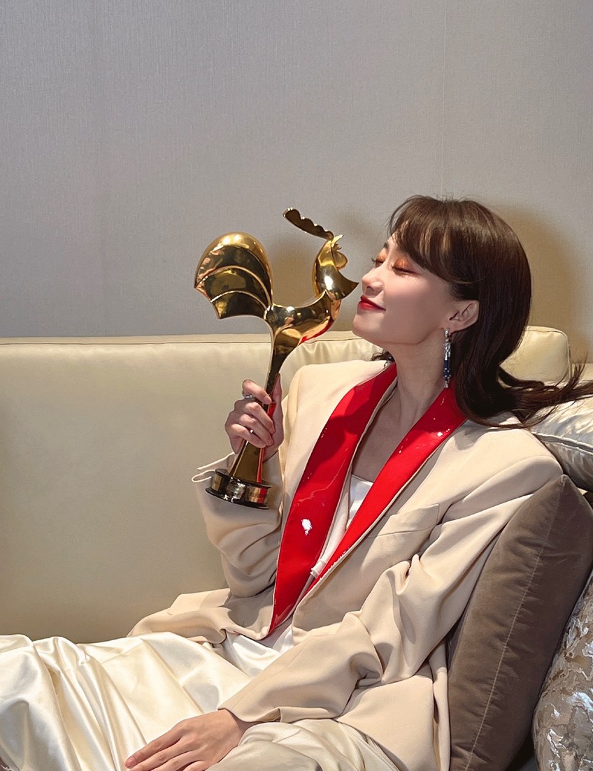 张小斐晒与金鸡奖杯合照 张小斐金鸡奖最佳女主角的获奖照片