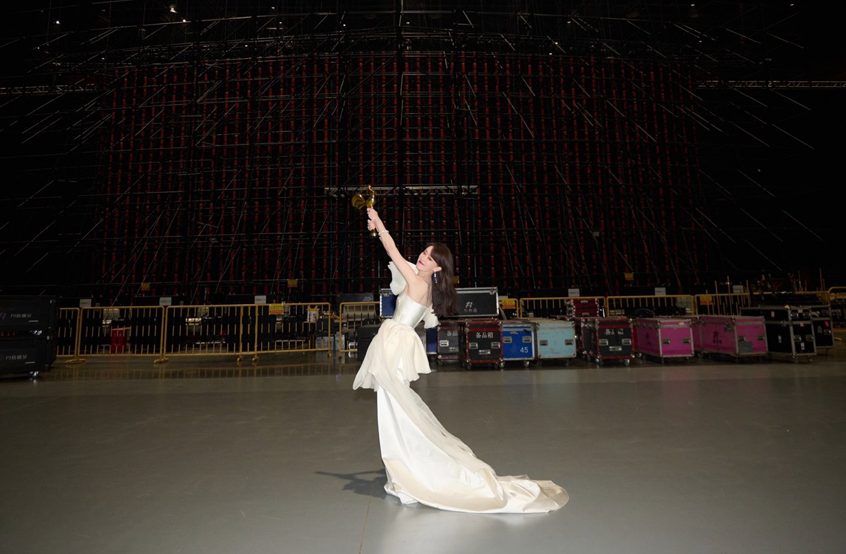 张小斐晒与金鸡奖杯合照 张小斐金鸡奖最佳女主角的获奖照片