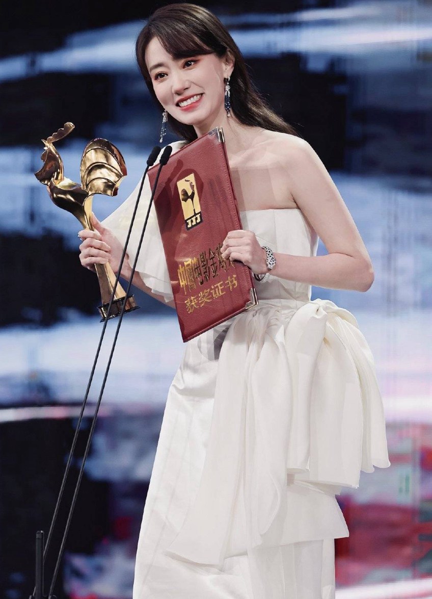 张小斐晒与金鸡奖杯合照 张小斐金鸡奖最佳女主角的获奖照片