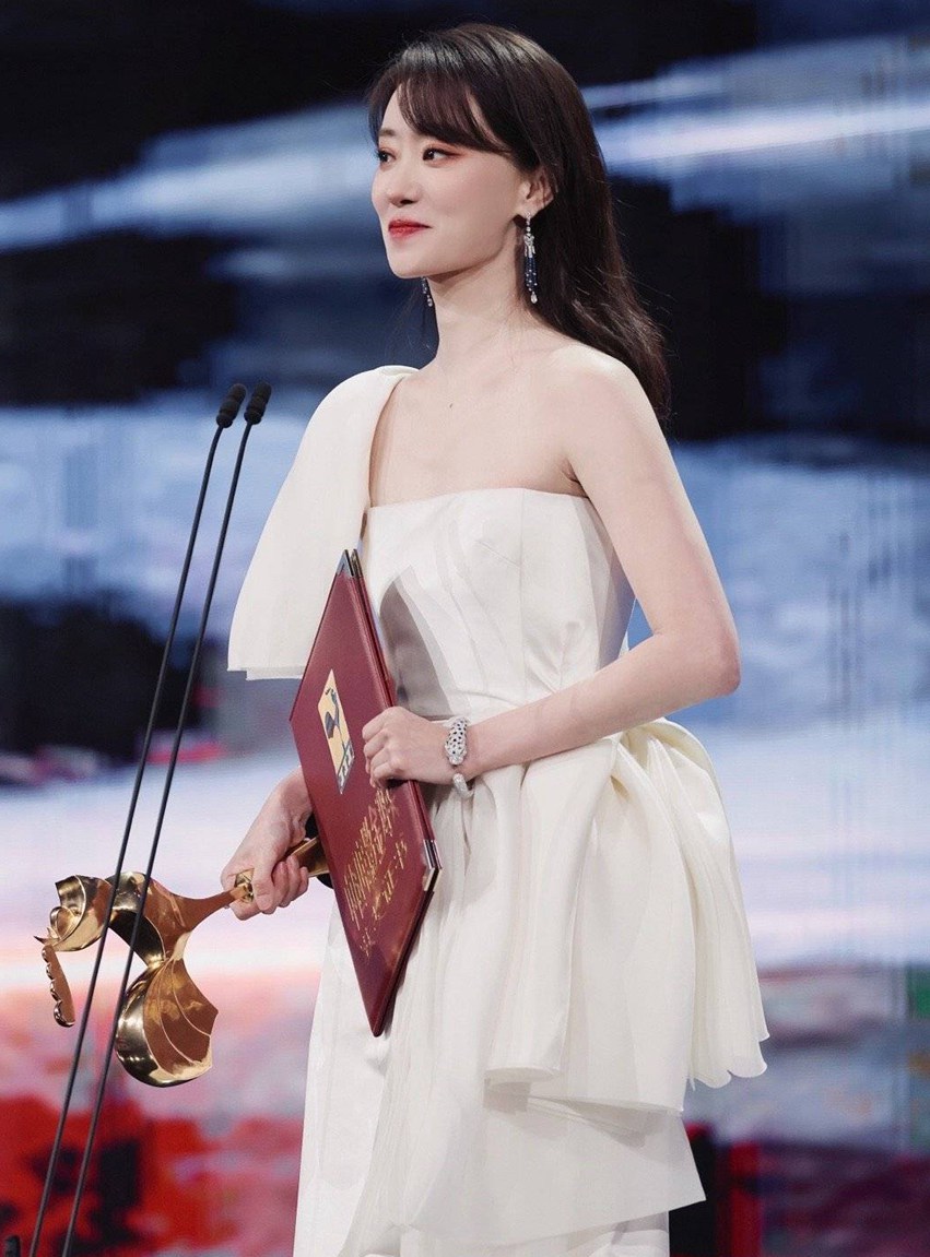 张小斐晒与金鸡奖杯合照 张小斐金鸡奖最佳女主角的获奖照片