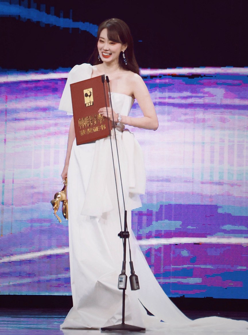 张小斐晒与金鸡奖杯合照 张小斐金鸡奖最佳女主角的获奖照片