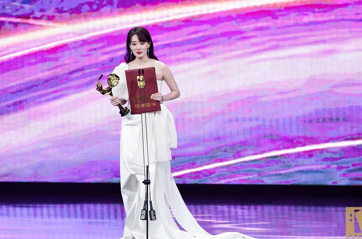 张小斐晒与金鸡奖杯合照 张小斐金鸡奖最佳女主角的获奖照片