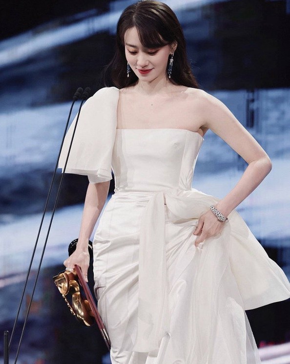 张小斐晒与金鸡奖杯合照 张小斐金鸡奖最佳女主角的获奖照片