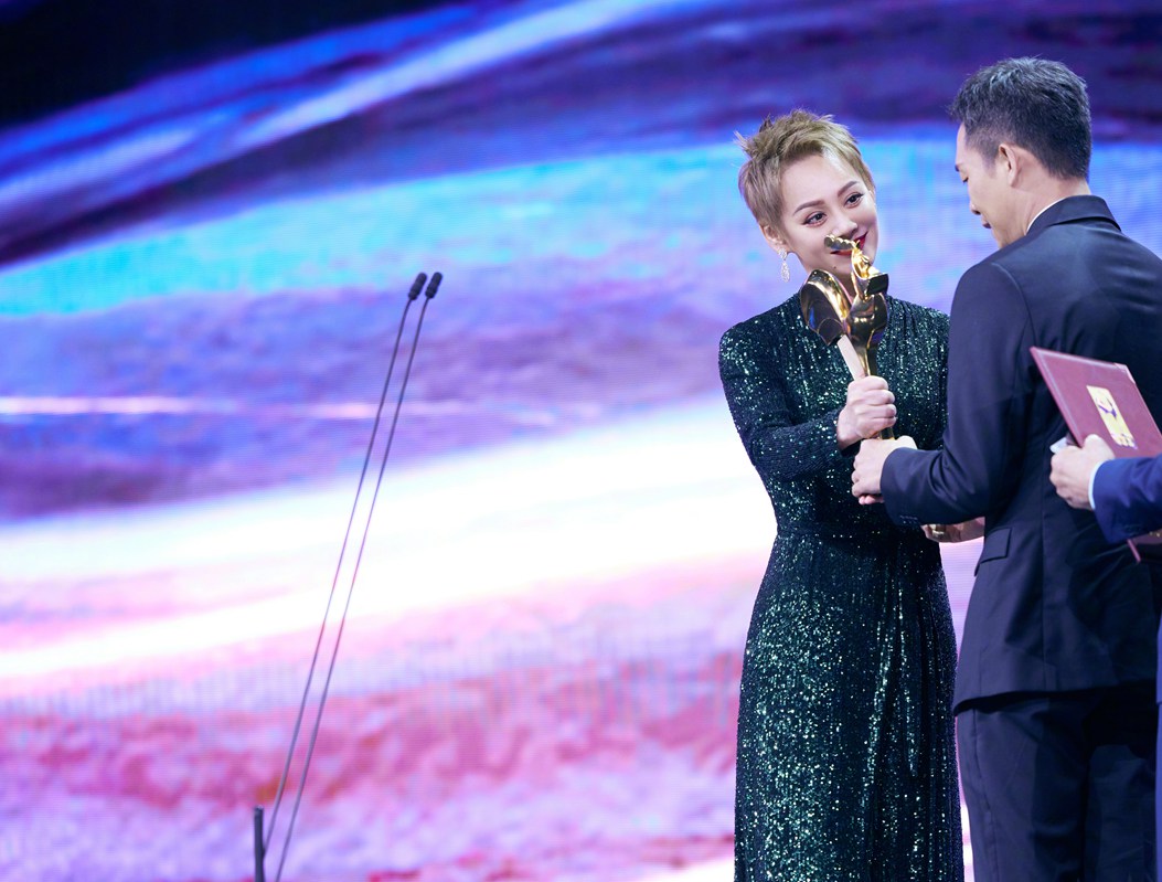 宁静金鸡奖红毯图身材火辣霸气十足