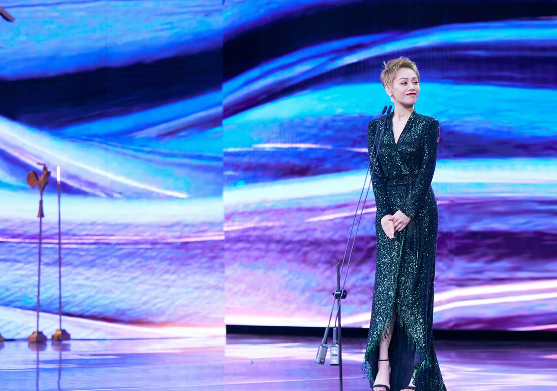 宁静金鸡奖红毯图身材火辣霸气十足