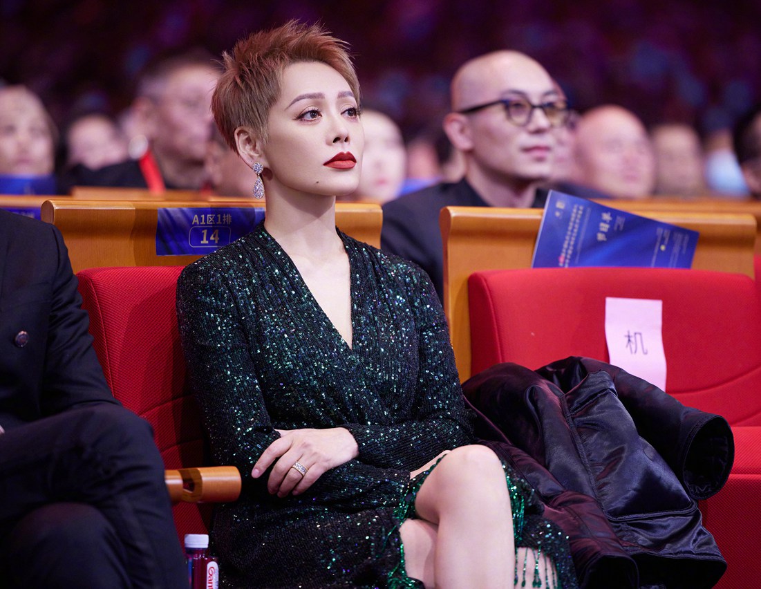 宁静金鸡奖红毯图身材火辣霸气十足