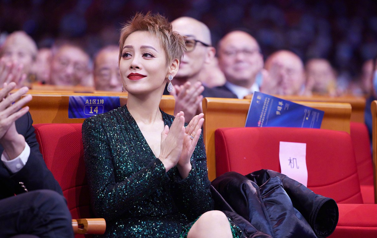 宁静金鸡奖红毯图身材火辣霸气十足