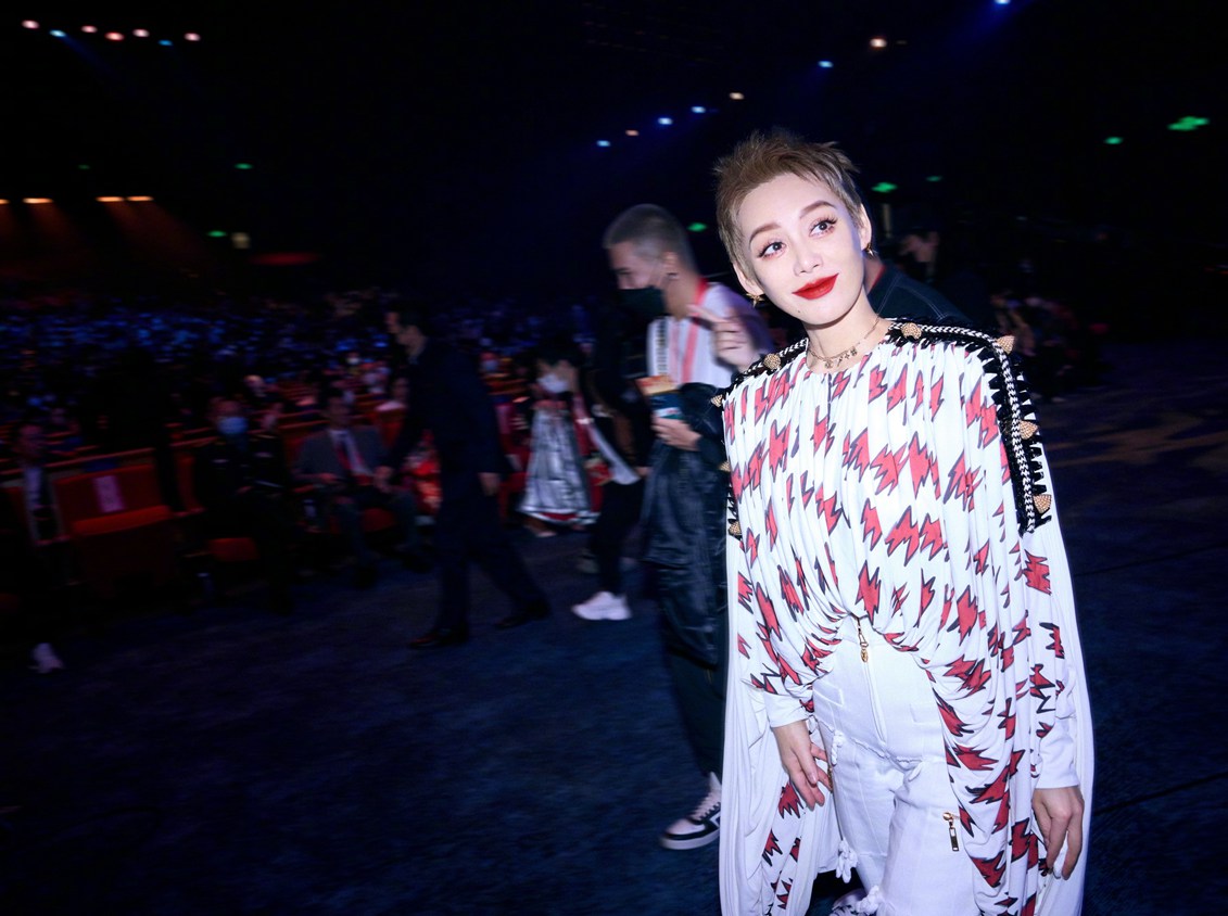 宁静金鸡奖红毯图身材火辣霸气十足