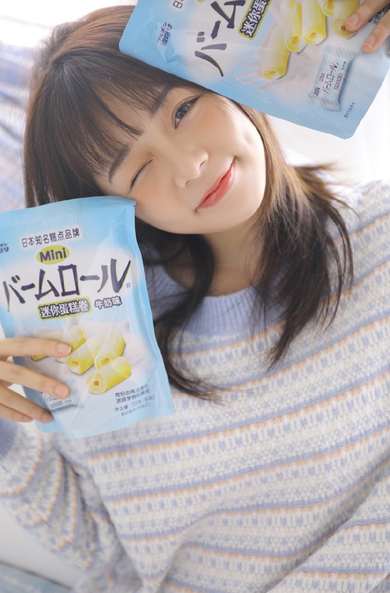 大长腿萌妹子俏皮可爱居家写真