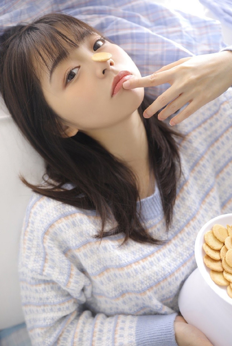 大长腿萌妹子俏皮可爱居家写真