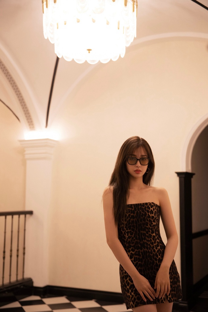 虞书欣豹纹短裙热辣迷人写真美照