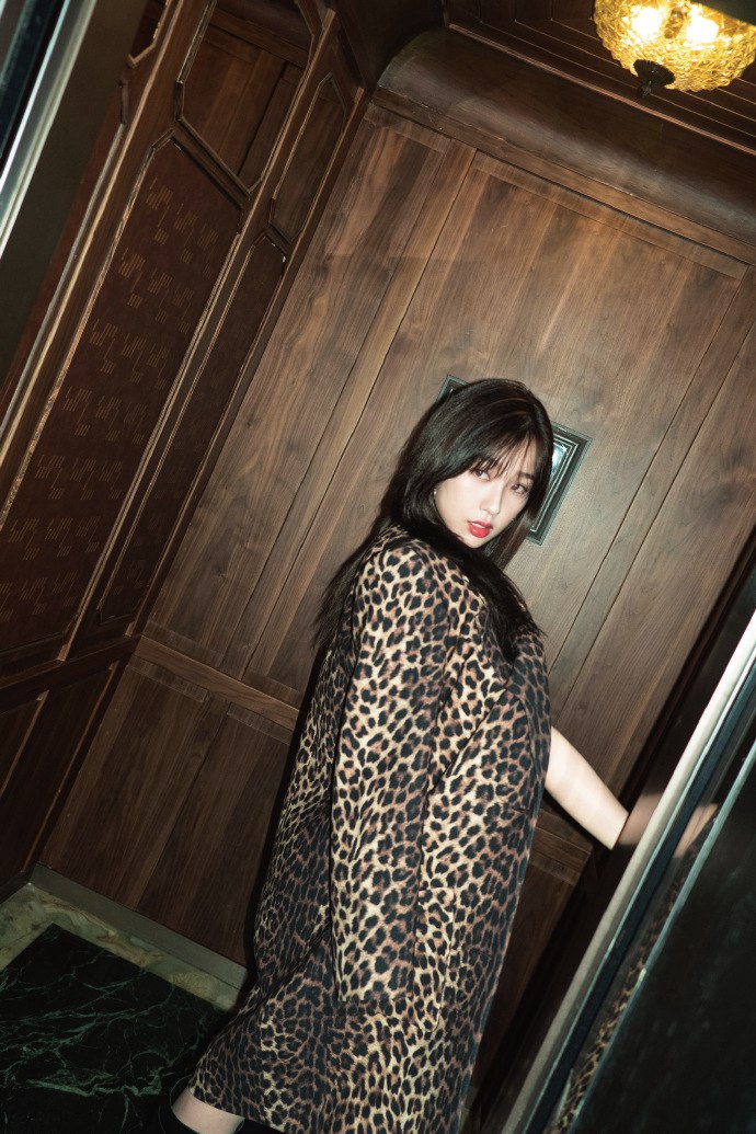 虞书欣豹纹短裙热辣迷人写真美照