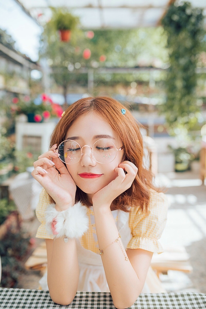 花房里的甜系美少女青春靓丽自拍照