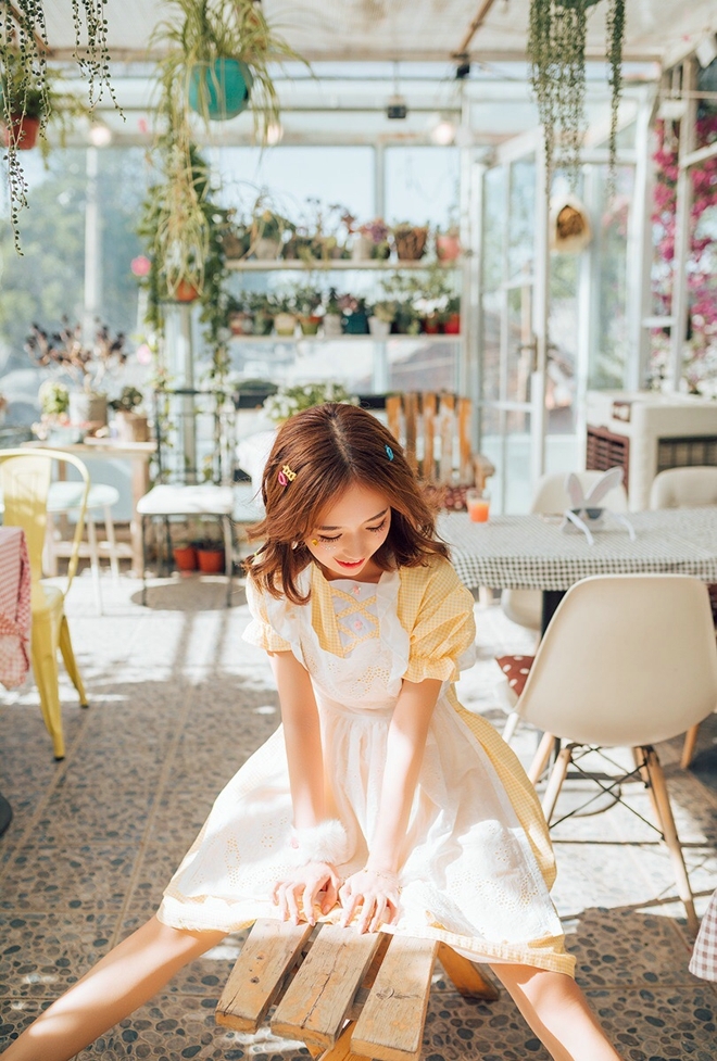 花房里的甜系美少女青春靓丽自拍照