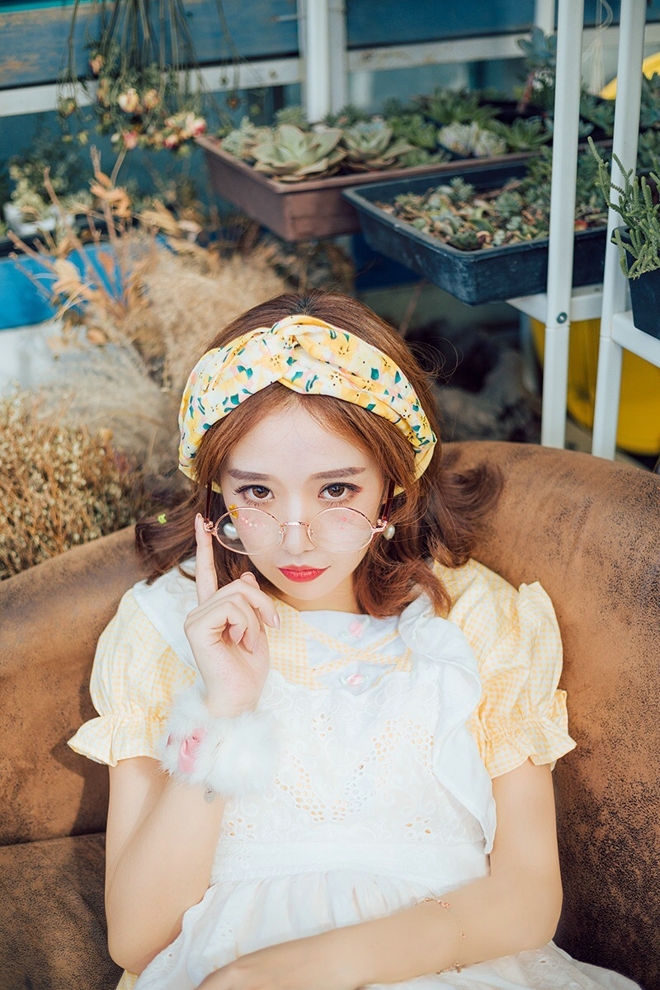 花房里的甜系美少女青春靓丽自拍照