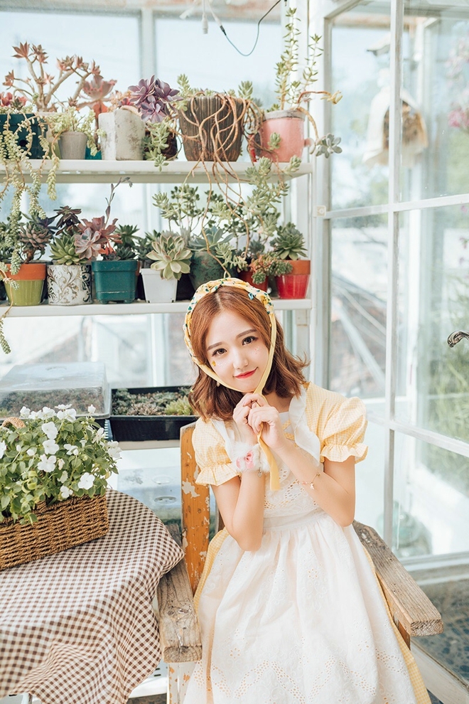 花房里的甜系美少女青春靓丽自拍照