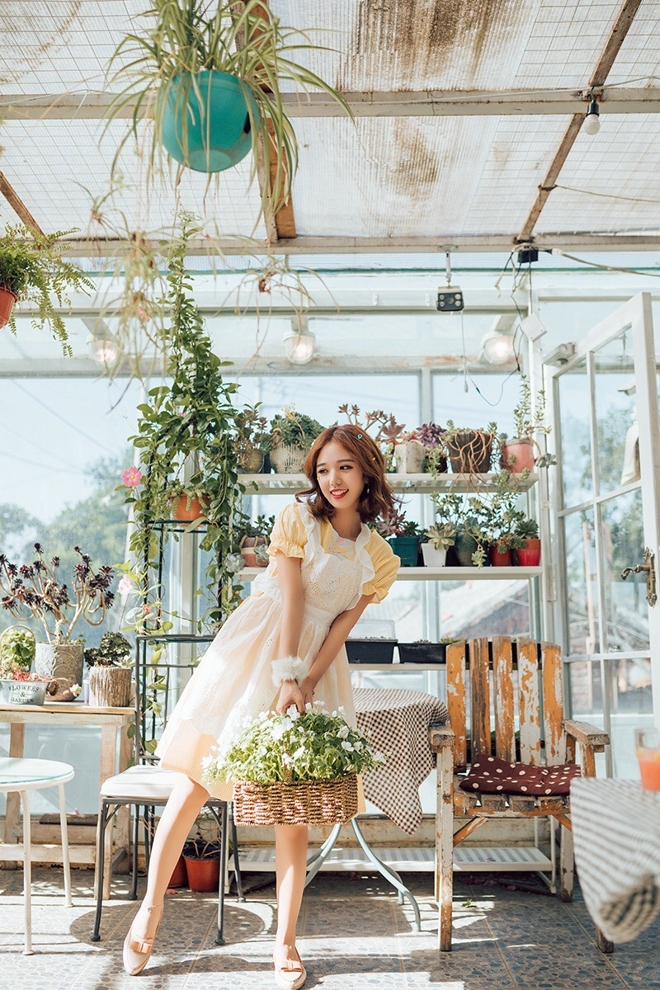 花房里的甜系美少女青春靓丽自拍照